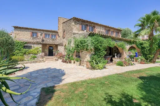 Maison 9 pièces 386 m²