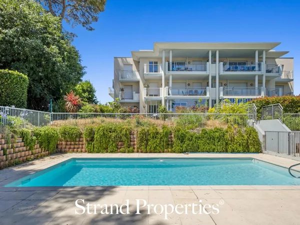 ANTIBES LAVAL - Appartement en rez-de-jardin avec jardin privatif et piscine