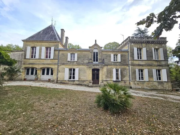 Château XVIIIe + dépendances