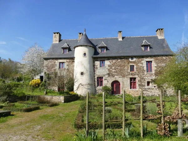 Vends entre Lamballe et Dinan, un manoir du XVème siècle, ses dépendances, son parc et son jardin mé