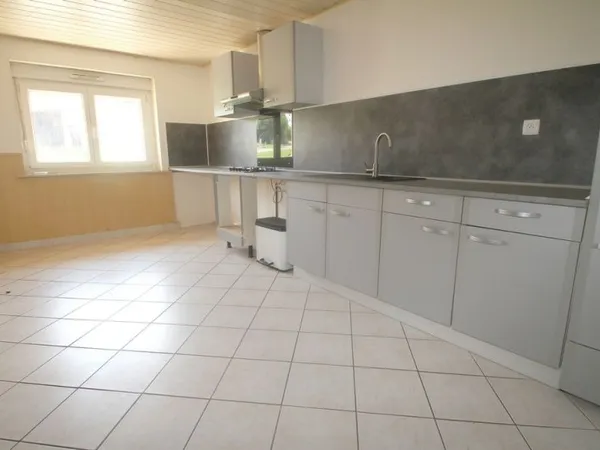Maison de type F9, 319 m² habitable, 6 chambres, 3 garages, grenier aménageable de 300 m², 844 m² de