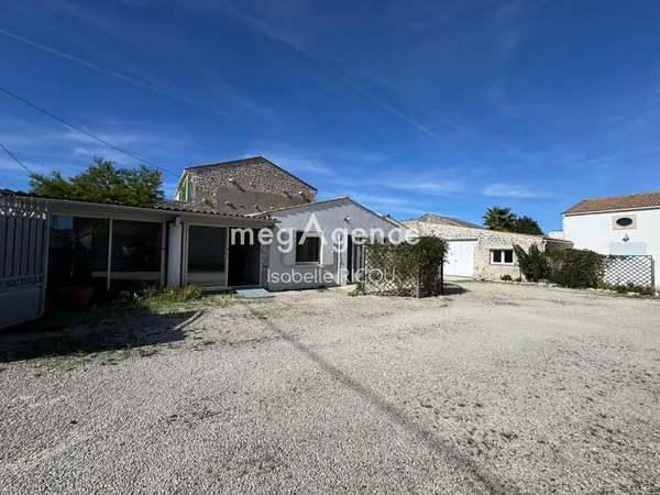 SAINT-PIERRE D'OLERON - La Chefmalière - Ensemble immobilier 196 m² habitables, chai en pierre et dé