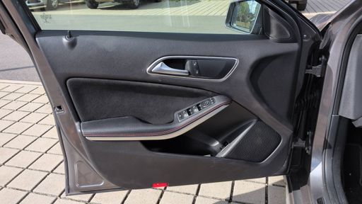 Mercedes Classe GLA 180 122 7G-Tronic - Fascination – 2019 – 97470 km – Essence – Boîte Automatique — photo 24