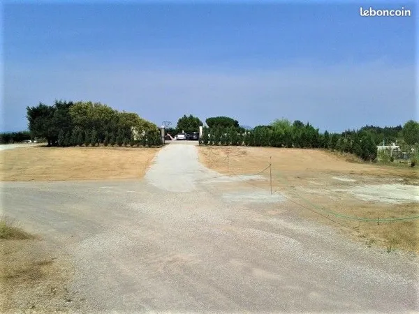 2 terrains 660M2 et 440M2 et conteneur 23M2 bord RD7