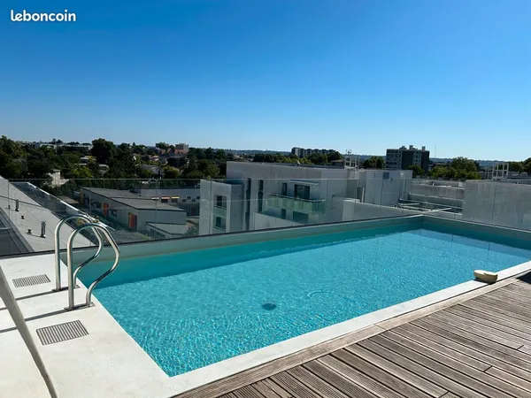 T4 duplex de 84 m² + 36 m² de loggias 3 chambres · Suite parentale · Parking · Piscine rooftop · Sal