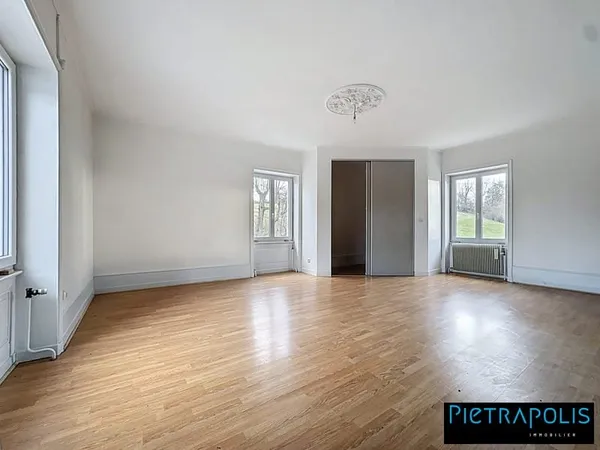 Maison de 320m² à rénover avec terrain de 2000m2 et dépendan