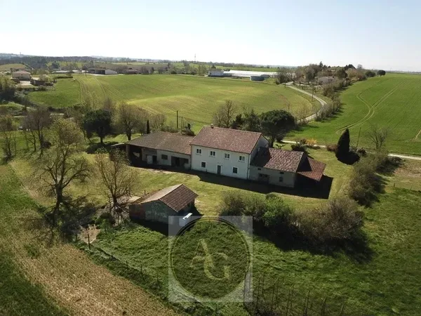 Ferme sur 8000m2 de terrain à Auriac sur Vendinelle