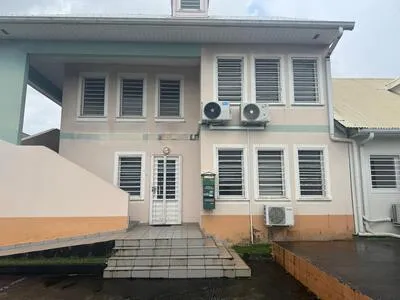 Local commercial ou professionnel de 60 m² - ROBERT
