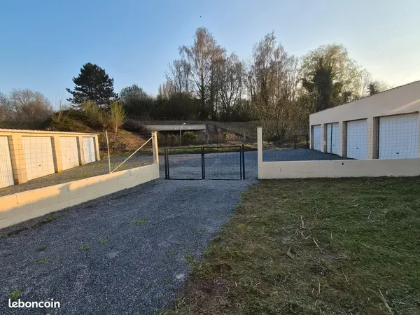Garage box 20 m² à louer dans cour sécurisée