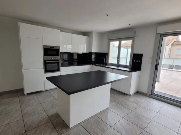 A LOUER - TOULOUSE ROSERAIE - Appartement rooftop T3 de 86.55m² avec une terrasse de 73 m² et 2 park