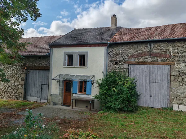 Maison en pierres avec terrain attenant de 7773 m² .