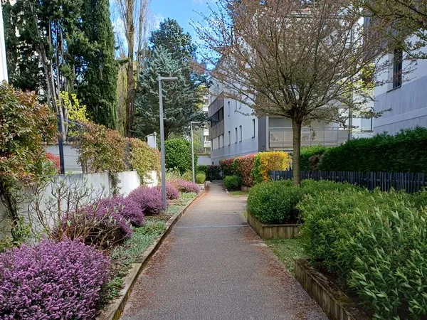 Écully centre - 70 m² - Rez-de-jardin - 94 m² d'extérieur - Résidence récente