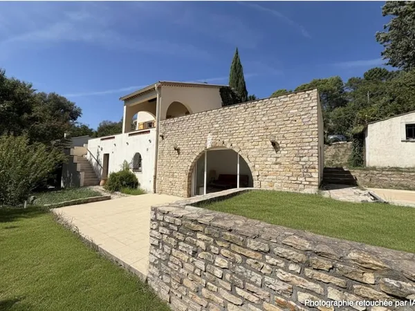 Villa de caractère 5 pièces 147 m² Piscine Vue sur le château de Salernes