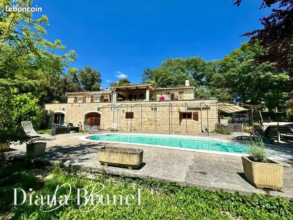 Maison 8 pièces 225 m²