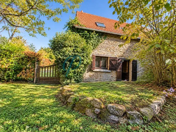 Maison en pierre à rénover, 2 chambres, cheminée et grenier