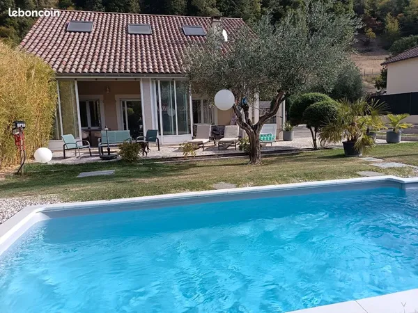 Maison caractère avec piscine, jardin