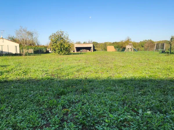 Terrain constructible d 'environ 1200m² à Saint Hilaire des loges, environnement calme