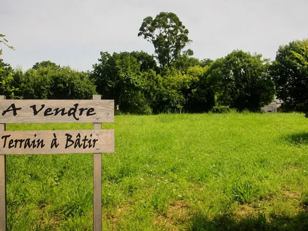 "Offrez-vous l'opportunité de bâtir la maison de vos rêves sur ce magnifique terrain de 1489 m² à La
