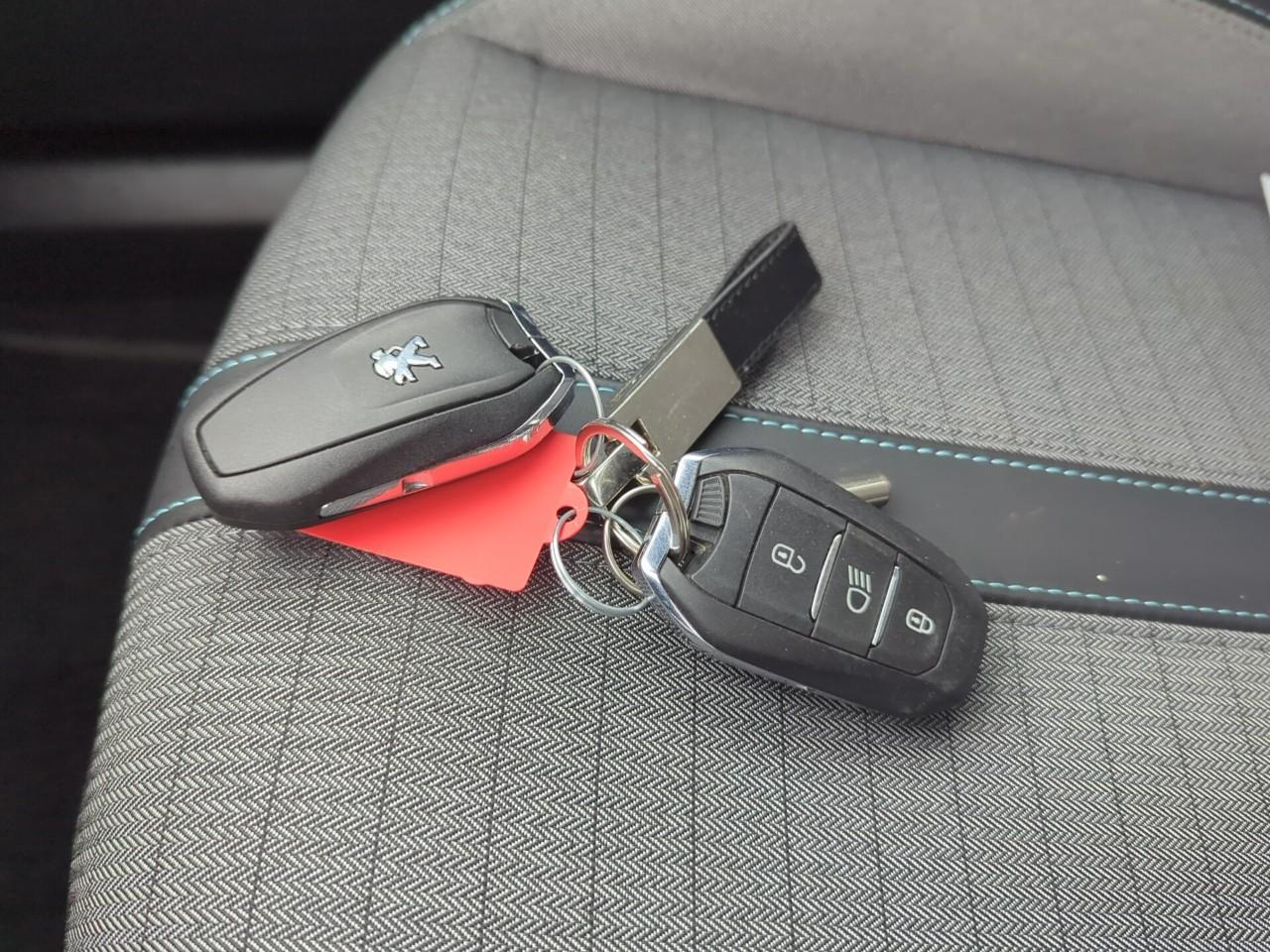 Peugeot 2008 puretech 130 s&s eat8 allure pack — photo 27