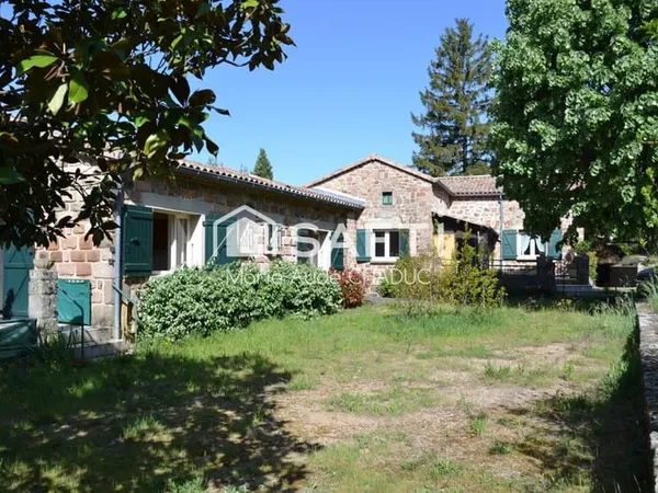 Ensemble immobilier de 4 gîtes et d'une maison