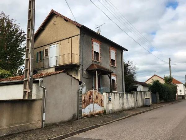 Maison T4 avec dépendance habitable de 37 : idéal pour télétravail, location ou logement d'appoint.