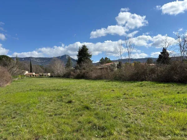 Terrain 1714 m²