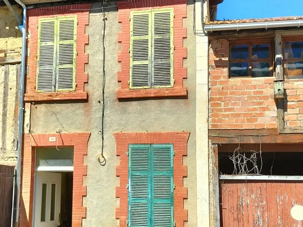 Maison de village à restaurer avec terrain et 2 autres parce