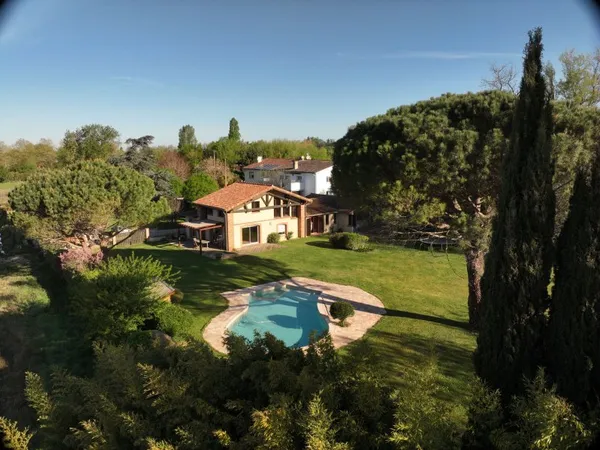 Vends maison lumineuse au calme avec piscine