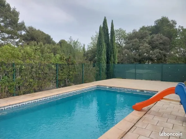 Studio 7 pièces 136 m²