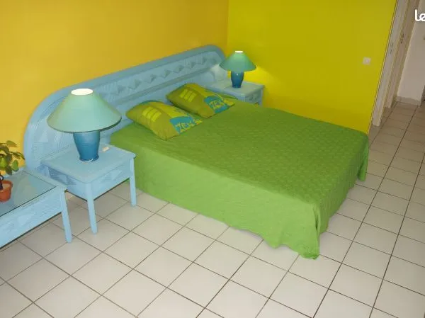 LE GOSIER - STUDIO MEUBLÉ DE 34 m2- PARKING PRIVÉ -POINTE DE LA VERDURE