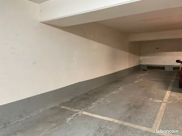 Parking securise gare de vaise / valmy + acces local a avelo