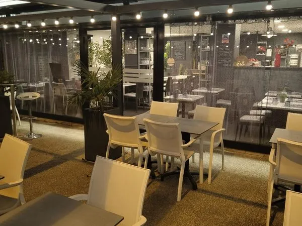 Restaurant à vendre - Salle intérieure, terrasse aménagée et cuisine professionnelle