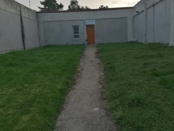 Bureau à vendre / Bureau en vente / 60 m² + Terrain de 250 m² / 50 000 euros