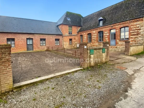 vente d un ensemble immobilièr de 4 maisons et 1 appartement louer 15 pièces Proche de VERVINS (02)