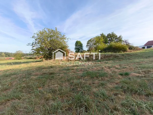 Terrain constructible de 1732 m2 situé à quelques pas du centre-ville de Saint-Amour