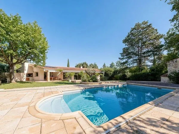 Maison de plain-pied 8 pièces 275 m²