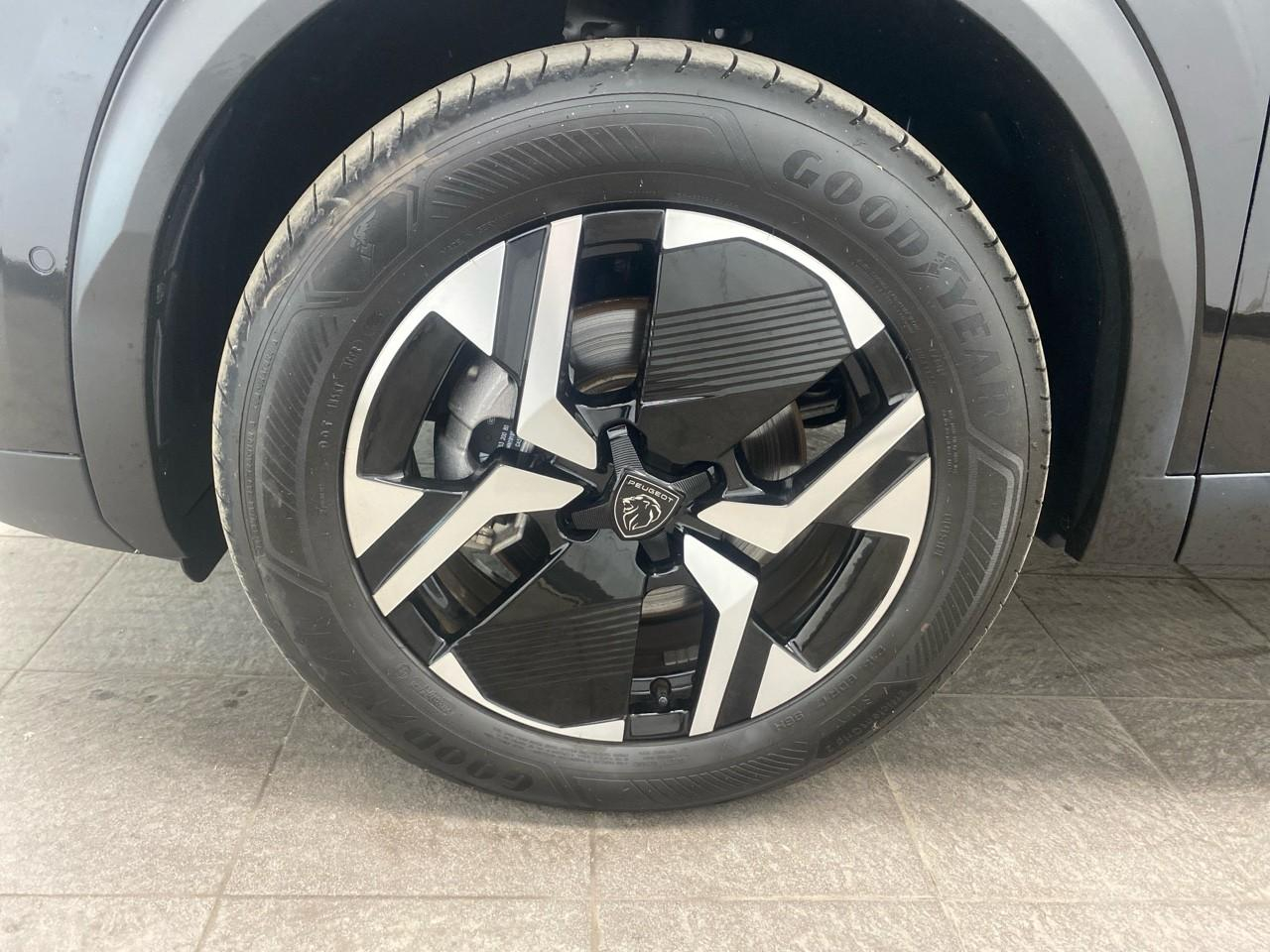 Peugeot 2008 hybrid 145 e-dcs6 allure — photo 11