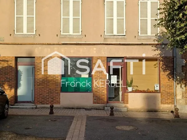 Maison, immeuble en plein bourg de Bellegarde.