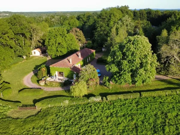 2 maisons de campagne, de nombreuses dépendances et 28 hectares dans un cadre magnifique