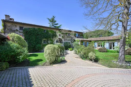 Propriété 11 pièces 339 m²