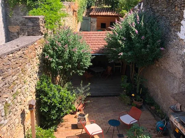 Maison de caractère avec terrasse, jardin et garage, habitable immédiatement