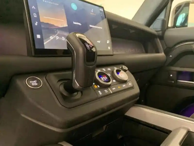 Land Rover Defender 110 2.0 p300e phev x — photo 10