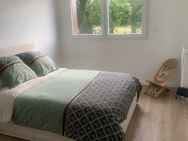 Chambre meublée neuve chez l'habitant