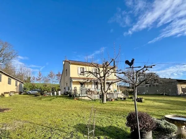 En campagne sans voisin à proximité, propriété restaurée avec terrain clos et grandes dépendances