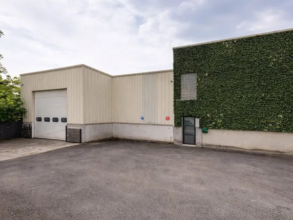 Local industriel 465 m²