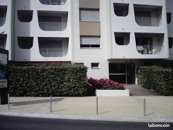 Studio 28 mètres carrés avec balcon, parking et cave - plage à 250 m