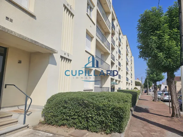 Appartement T4 avec balcon - cave et garage - Vue dégagée