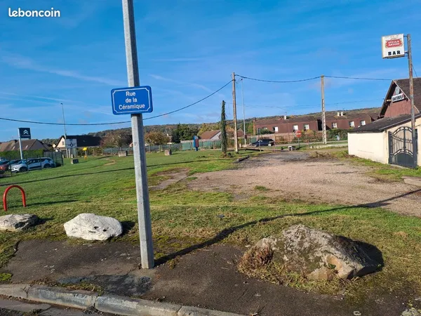 Terrain 1100m² + bureau 40m² - Emplacement premium - Le Val d'Hazey (27)