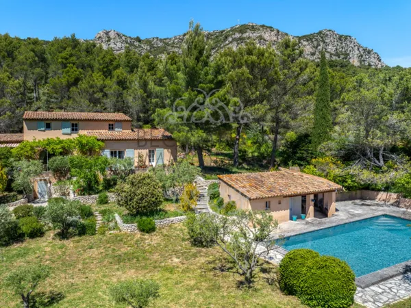Élégante maison provençale dans un environnement préservé à Vauv