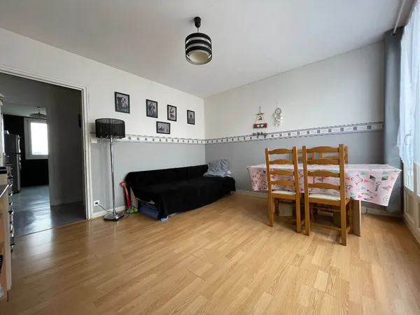 TRES BEL APPARTEMENT DE 66 M2 REFAIT A NEUF SITUE AU 4ème E